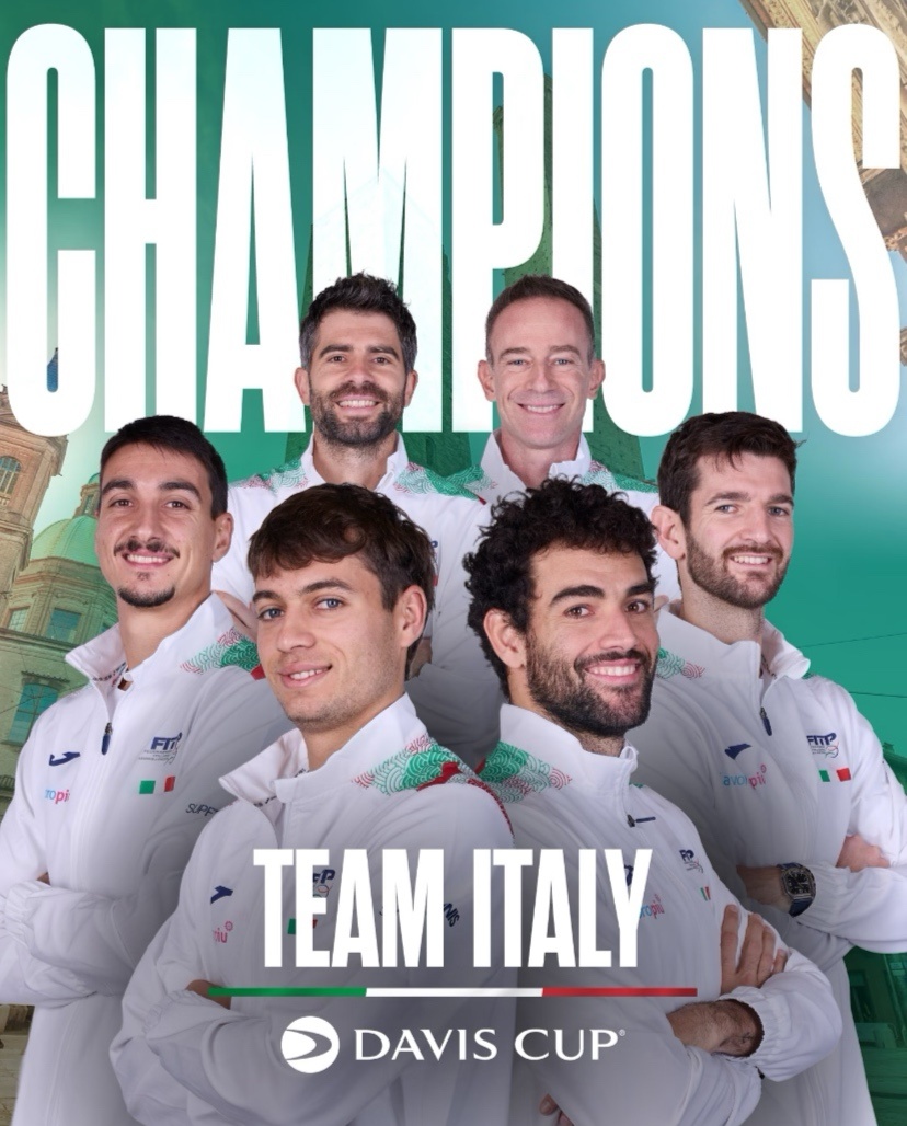 2025年戴维斯杯决赛中，🇮🇹意大利队2-0战胜🇪🇸西班牙队，连续3年捧