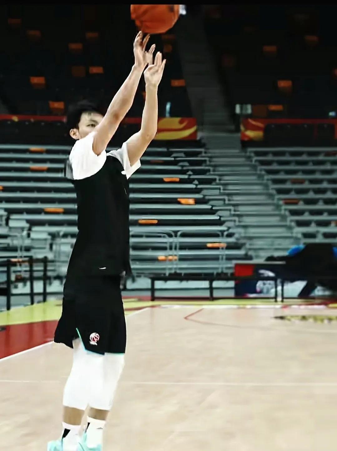 面对来势汹汹新疆队，杜锋苦寻破敌之策，经过两天两夜废寝忘餐研究，终于有了答案。面