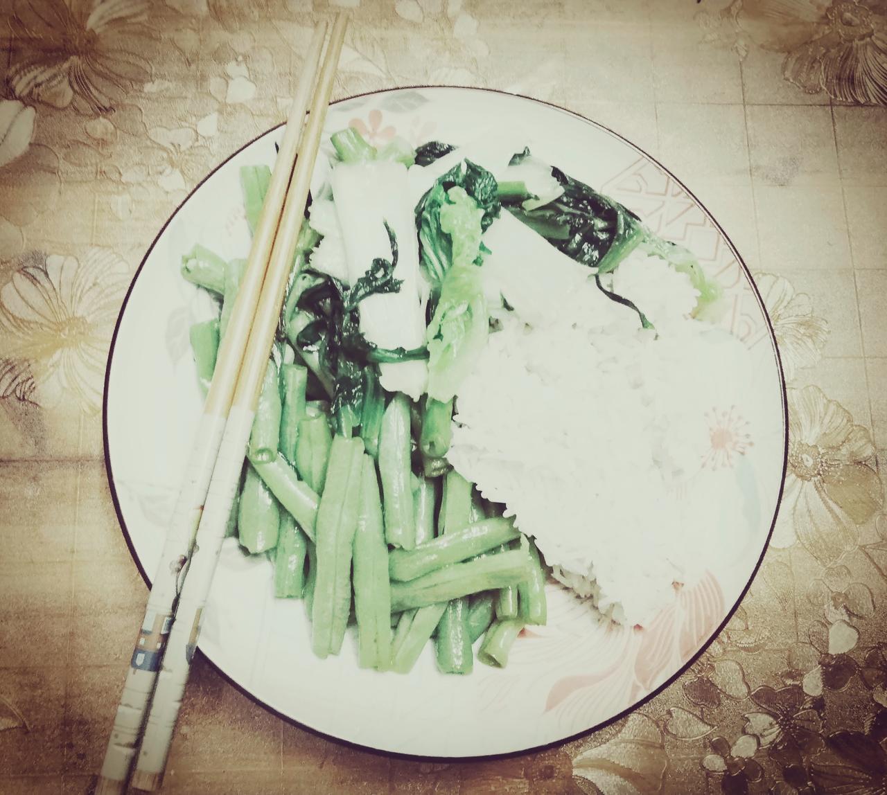 今天五一带孩子出去玩，中午在饭店吃的饭，是孩子小姨请的客，三个大人4个孩子，一共