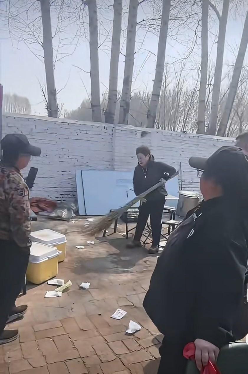 4月15日，黑龙江哈尔滨，最近爆火的“江鱼姐姐农家院”，真是人红是非多。 房东与