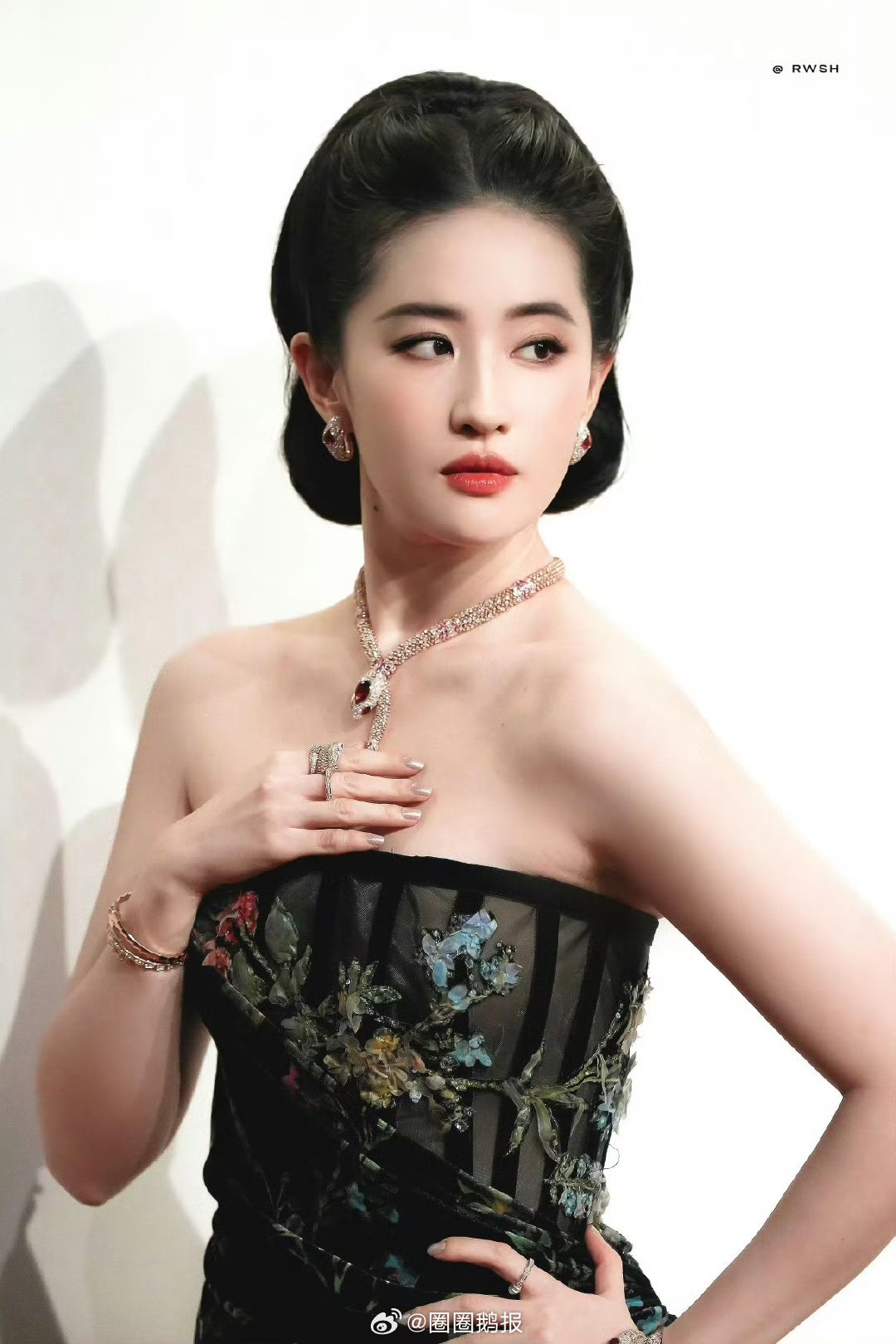 每次看完刘亦菲都会看眼首饰谁说看不到的，看到了！！每次看完刘亦菲都会看眼首饰 