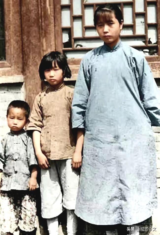 这张摄于1927年的合影，定格了李大钊牺牲后三个孩子的悲痛瞬间。 ​​​