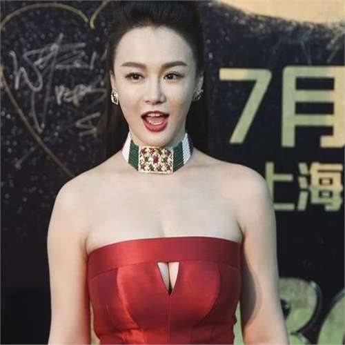 冉莹颖彻底变了！

邹市明一退役，

她抛却十几年全职太太身份，拼了命一门心思搞