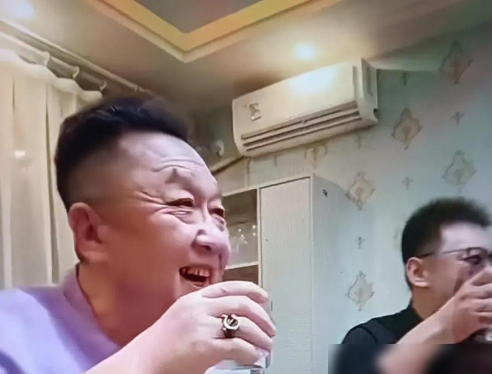 于谦私下跟曹云金喝酒了。德云社闹成那样，他愣是一句话没说，现在却坐一桌了。
这老