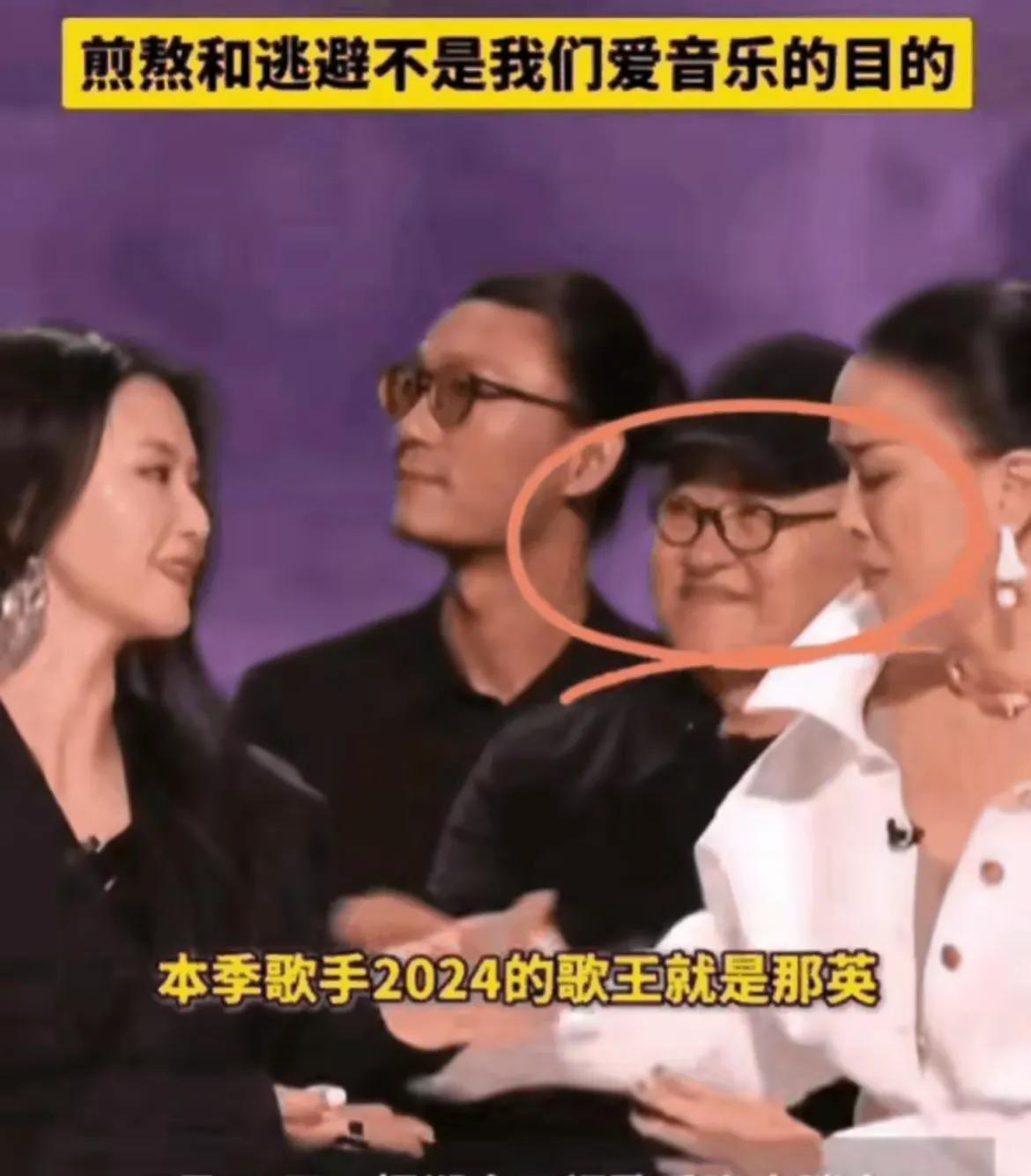 #音乐人自强楷模一一刀郎# 

在2024年7月26日的《歌者之巅》舞台上，紧张