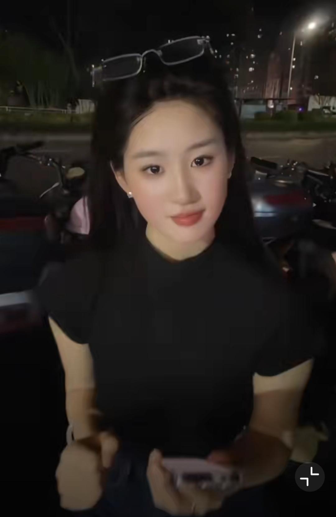 神似刘亦菲的女孩，发了三条视频涨粉20万，突然懂了“菀菀类卿”的感觉。小时候大人
