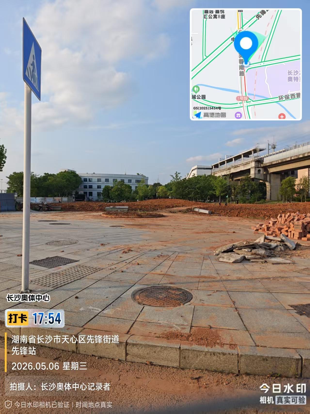 长沙地铁5号南延线开工了！
根据网友现场拍摄的照片，在先锋城际站附近，地面已经开