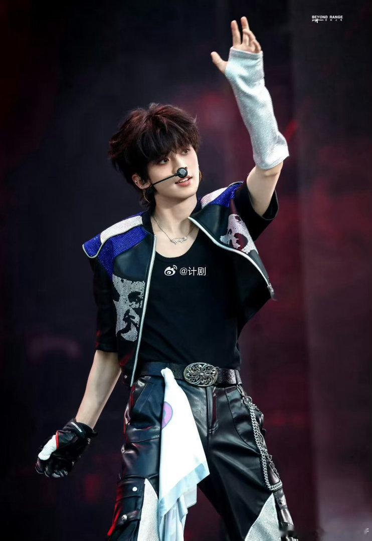 登陆少年演唱会直播状态无剪辑直播最考验艺人功底，登陆少年交出优异答卷，造型帅气夺