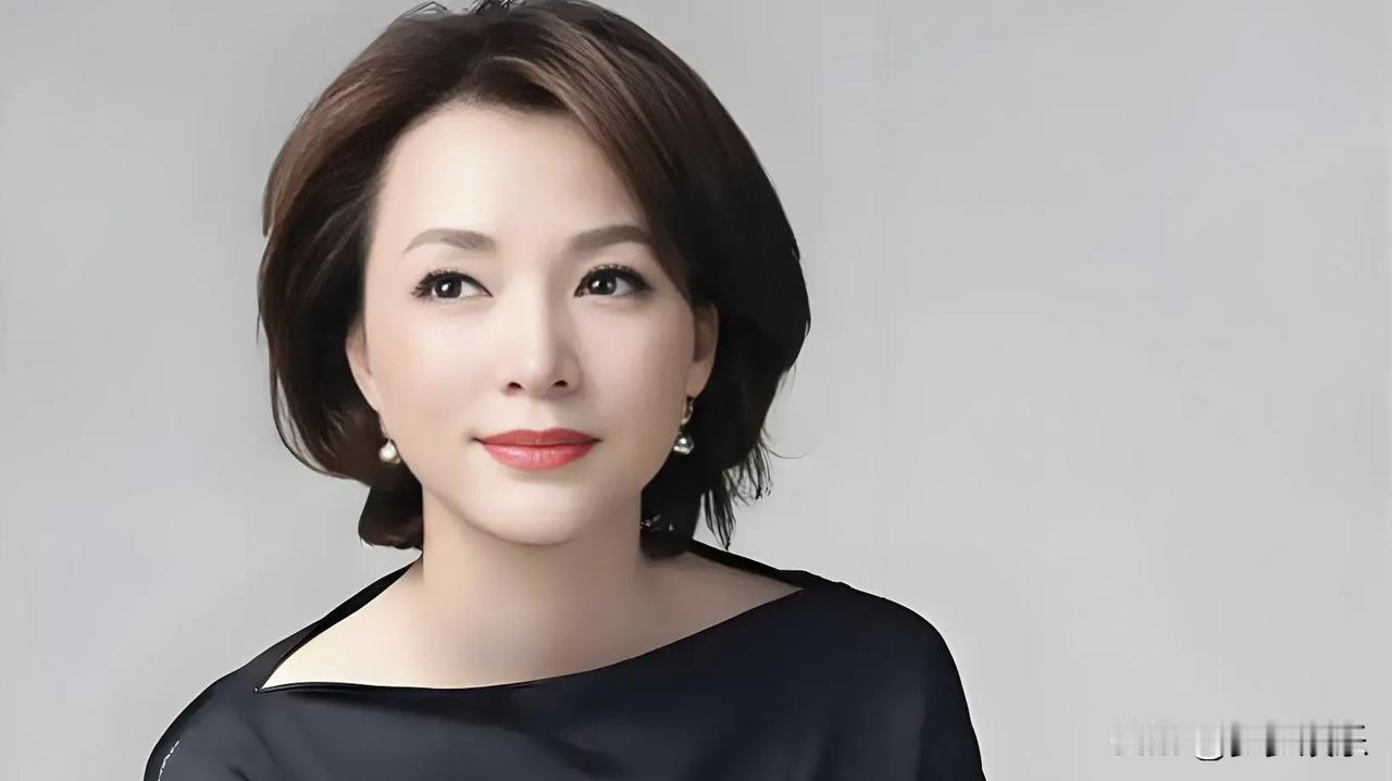 在聚光灯闪烁的舞台中央，董卿宛如一颗温润的夜明珠，散发着独有的迷人光彩。她的一举