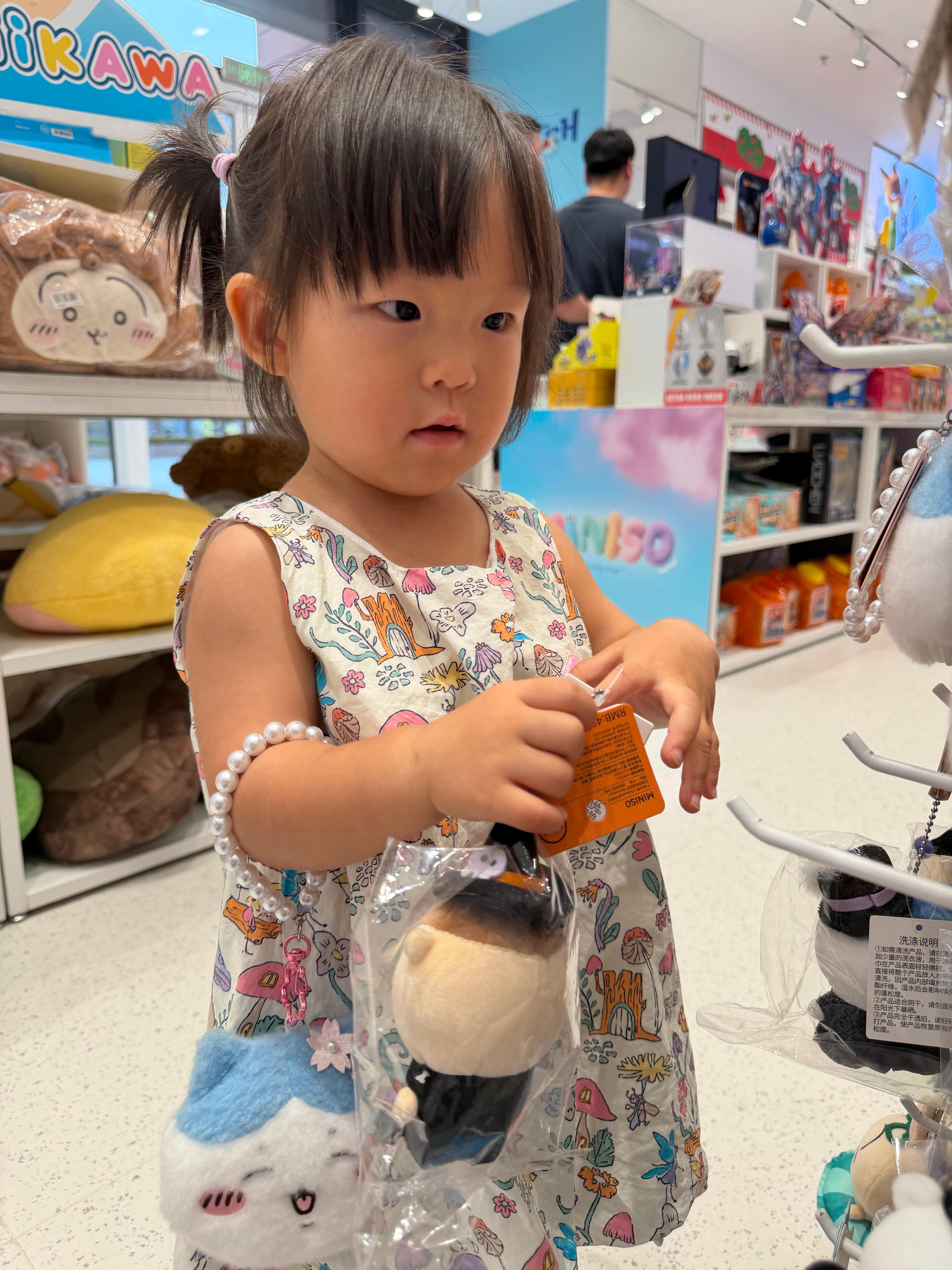 来名创优品逛街了问孩子要买什么，孩子喜欢只试不买