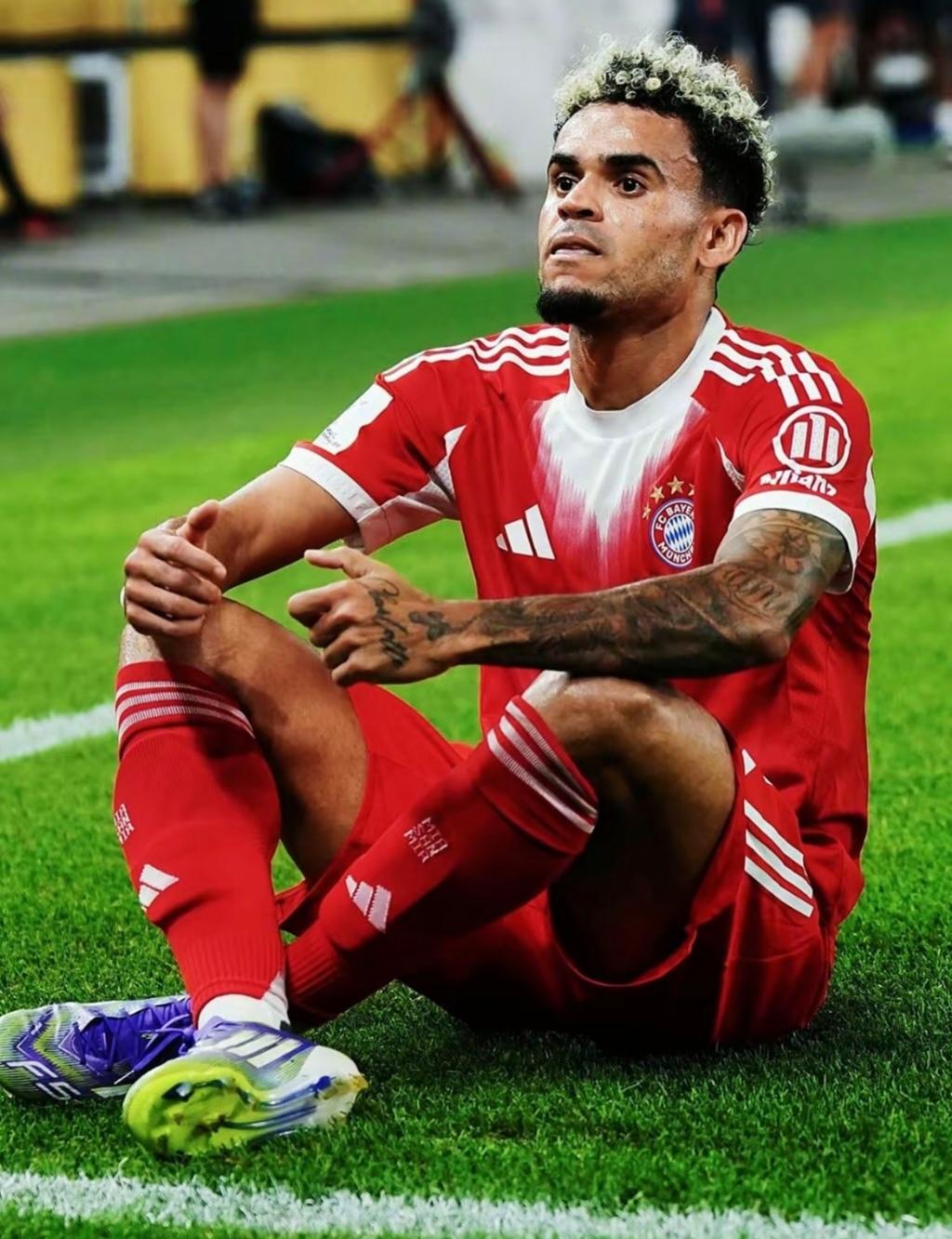 迪亚斯真气运之子！拜仁客场艰难战平药厂，路易斯·迪亚斯63分钟助攻凯恩被VAR认