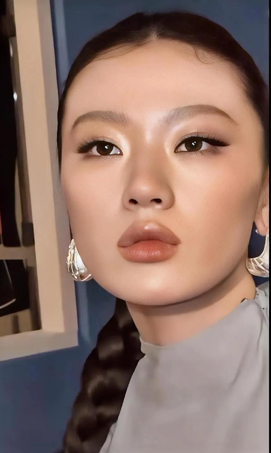这唇已经很有欧美范了，
再加上美背，气质这一块稳稳捏呀！