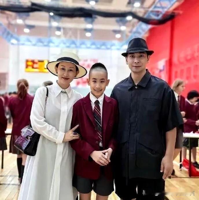 赵文卓夫妇和儿子的一张合影，儿子继承了父母的好基因，五官像爸爸，嘴像妈妈，但感觉