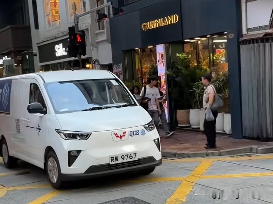 香港街头的五菱拉货面包车。在内地，五菱面包车作为工具车的代表，外观经常也是伤痕累