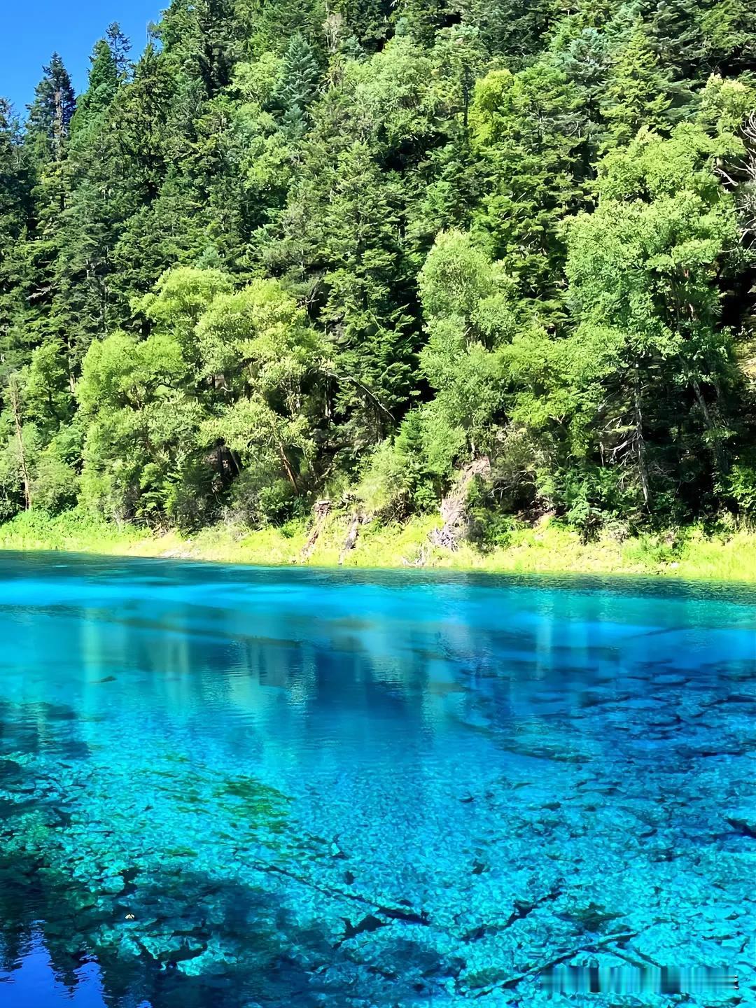 山光水色间，碧水映青天。湖光山水美 水天一色荡清波 湖光映翠竹 远山蓝天成一色 