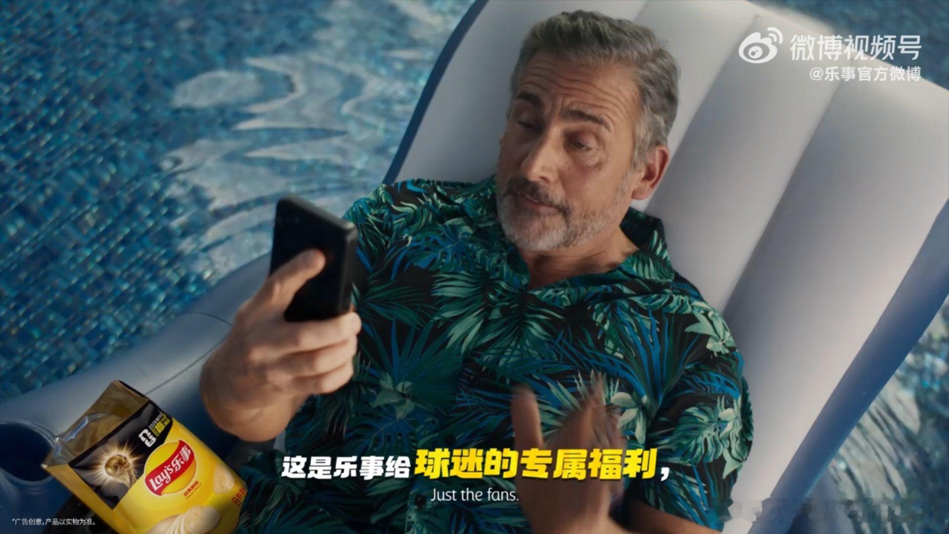 贝克汉姆看球赛吃什么谁还没刷到小贝乐事观赛名场面！他在赛场边狂炫乐事、和好友分享