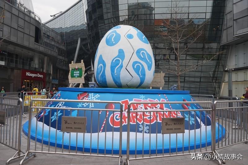 杭州街头就像个宝藏盒子，藏着好多惊喜彩蛋。之前我在西湖边闲逛，转角处看到一面墙绘