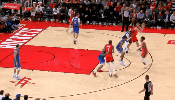 得心应手！阿门申京挡拆已成火箭招牌！
在今天NAB常规赛火箭对阵独行侠的第一节比