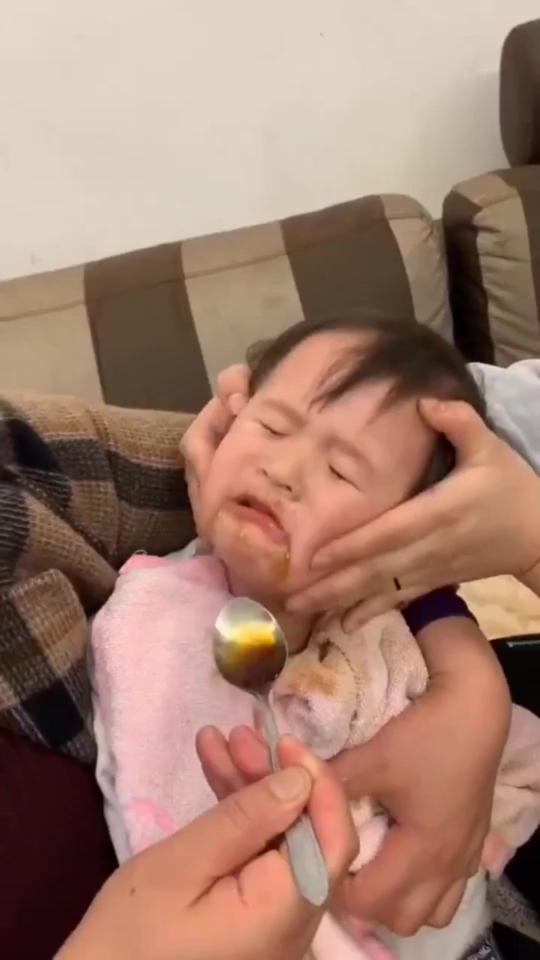 喂娃流感药除了连哄带骗有啥招宝爸宝妈们肯定都有过这种经历，孩子小的时候一旦生病不