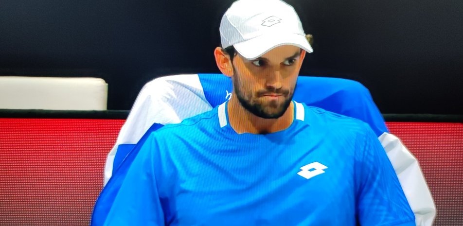 在深圳举办的首局世界网球洲际对抗赛，第二天的男单比赛，卢布列夫2:6、7:6、抢