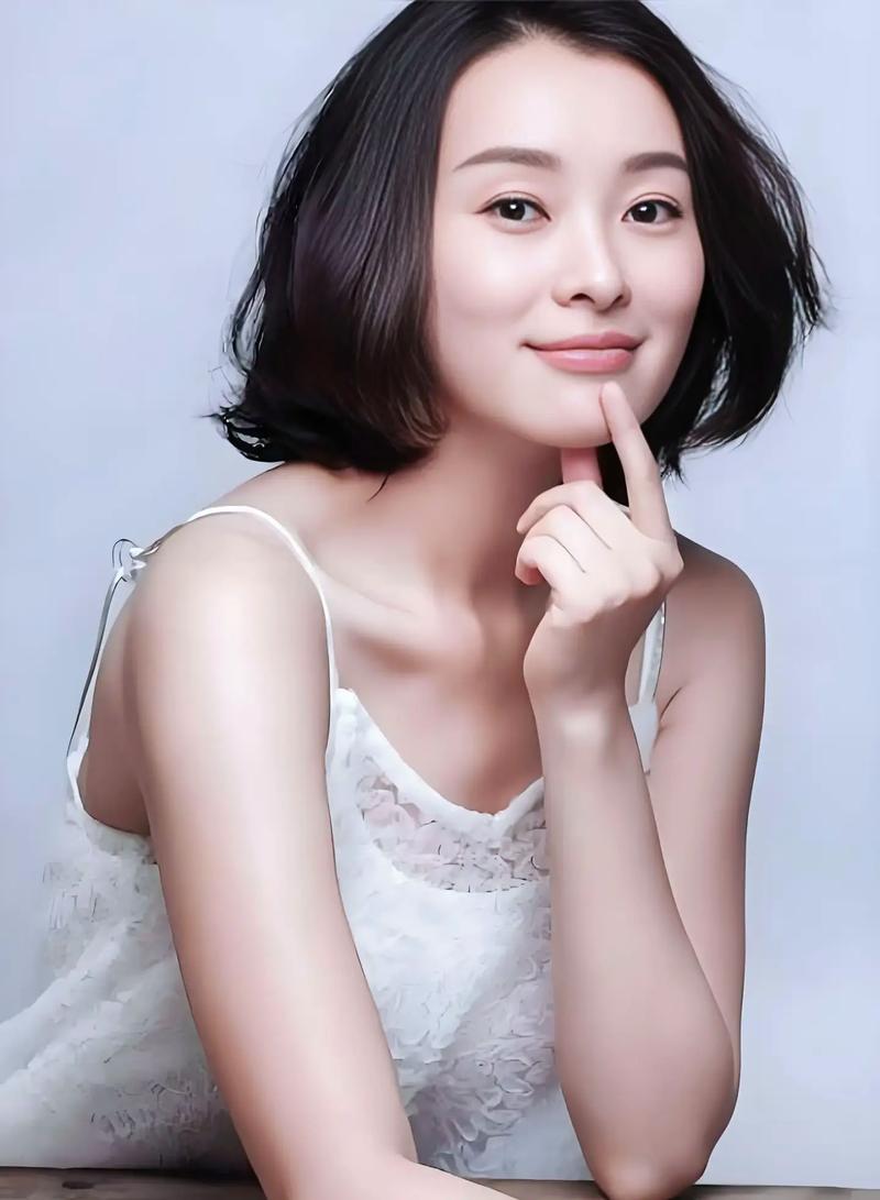 年纪大千万不要留长发
长发重量拉扯头皮，本就松弛下垂的脸部软组织会被带得更松，法