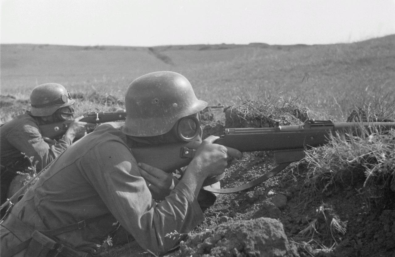 1943 年，东线，库尔斯克地区。德军第 167 步兵师的士兵戴着防毒面具开展射