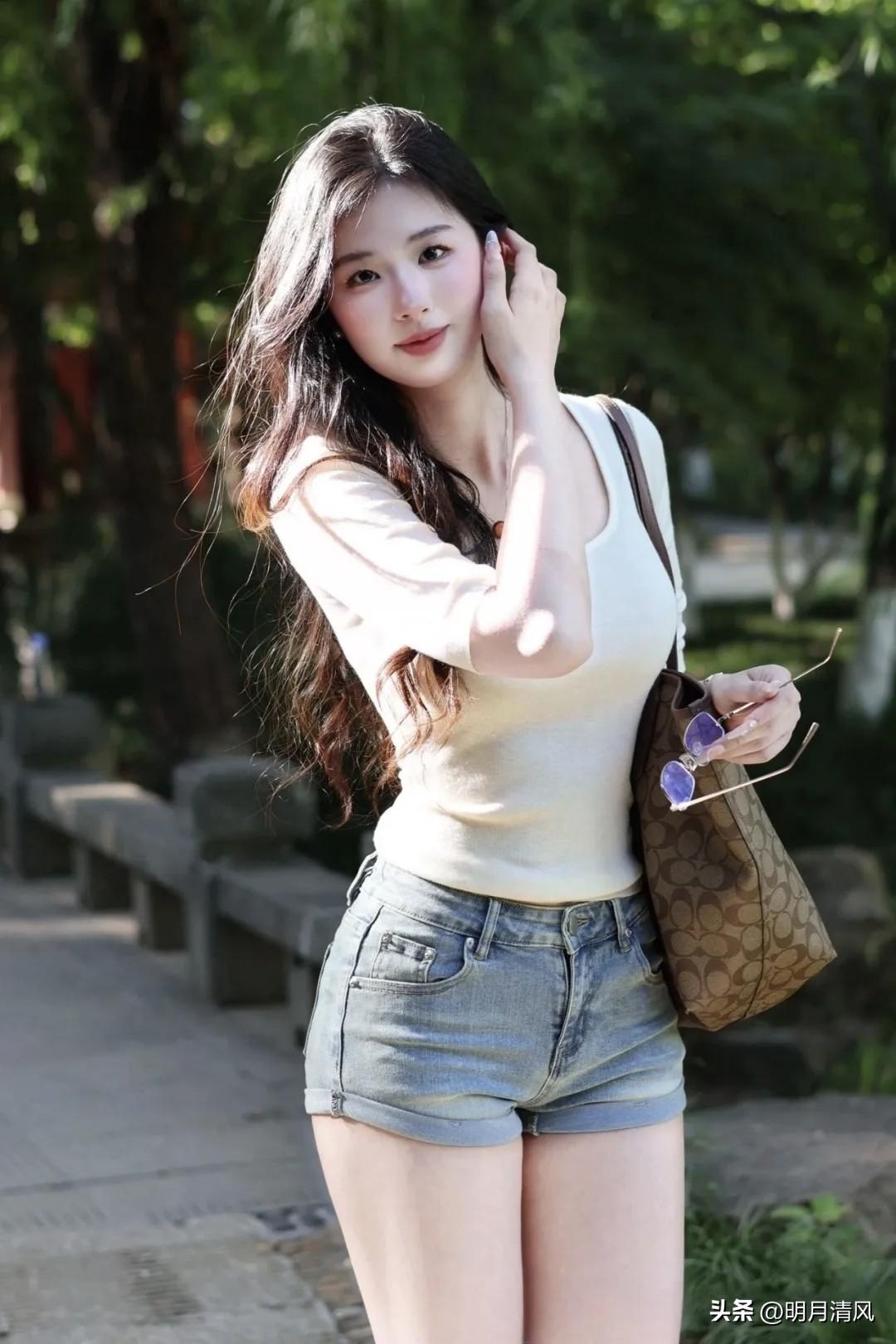 穿了一个月的牛仔短裤，翻相册才发现拍出来要么显腿短，要么把大腿根勒得肉肉的。
