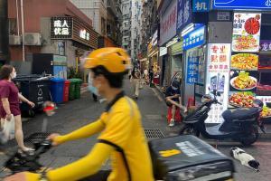 社会与治理，法治化、科学化。5月27日，新规标准的起草负责人表态，疲劳驾驶新规不