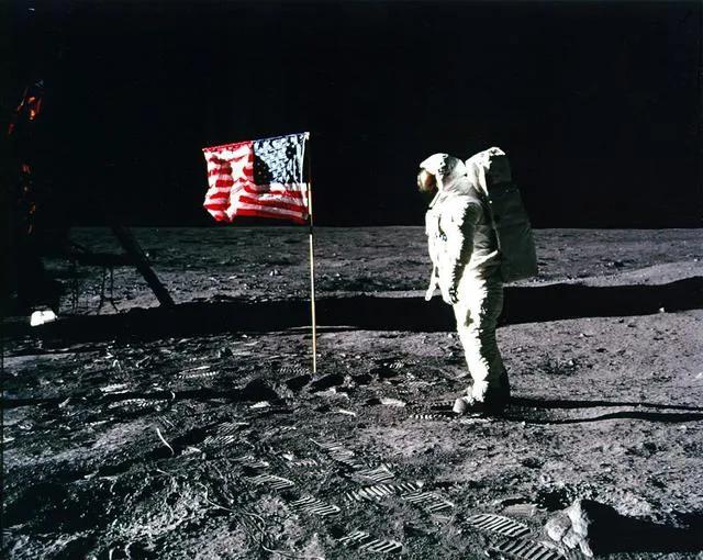1961年， 苏联把第一位宇航员加加林送入地球轨道后，肯尼迪总统宣布美国将在十年