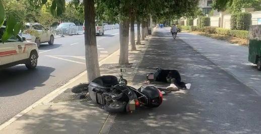 江苏常熟，一男子醉酒后骑电动车回家途中，刹车失灵导致撞上路边树木，后经抢救无效离