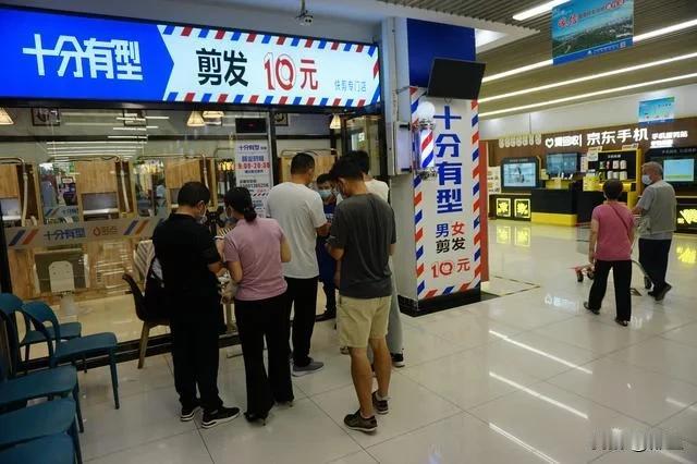 开理发店的表哥，最近在愁眉苦脸的，不止关了两家理发店，留下一家，剩的一家还要准备