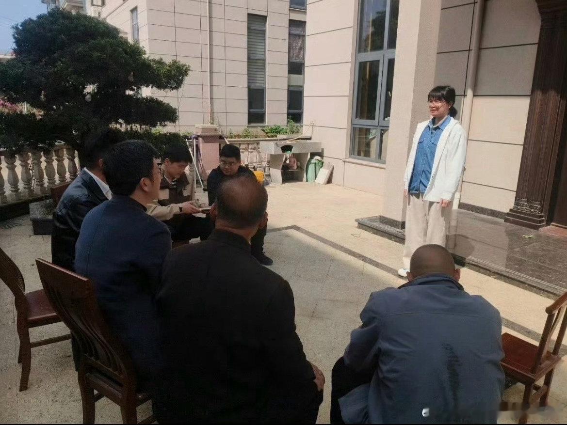 这场围坐式宣讲用身边事传递台州发展好声音蛇蟠乡把宣讲课堂搬到村民身边，年轻干部围