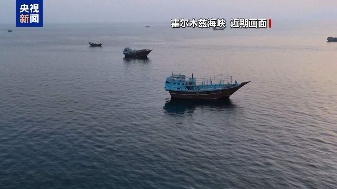 霍尔木兹海峡2艘油轮爆炸起火伊朗伊斯兰革命卫队18日发布声明说，两艘油轮在通过霍