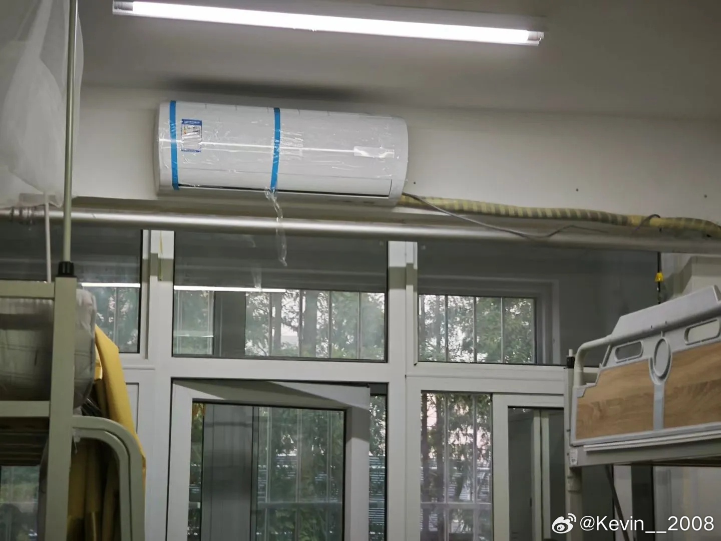 青岛大学宿舍开始安装空调了，不过外机还没上 ​​​