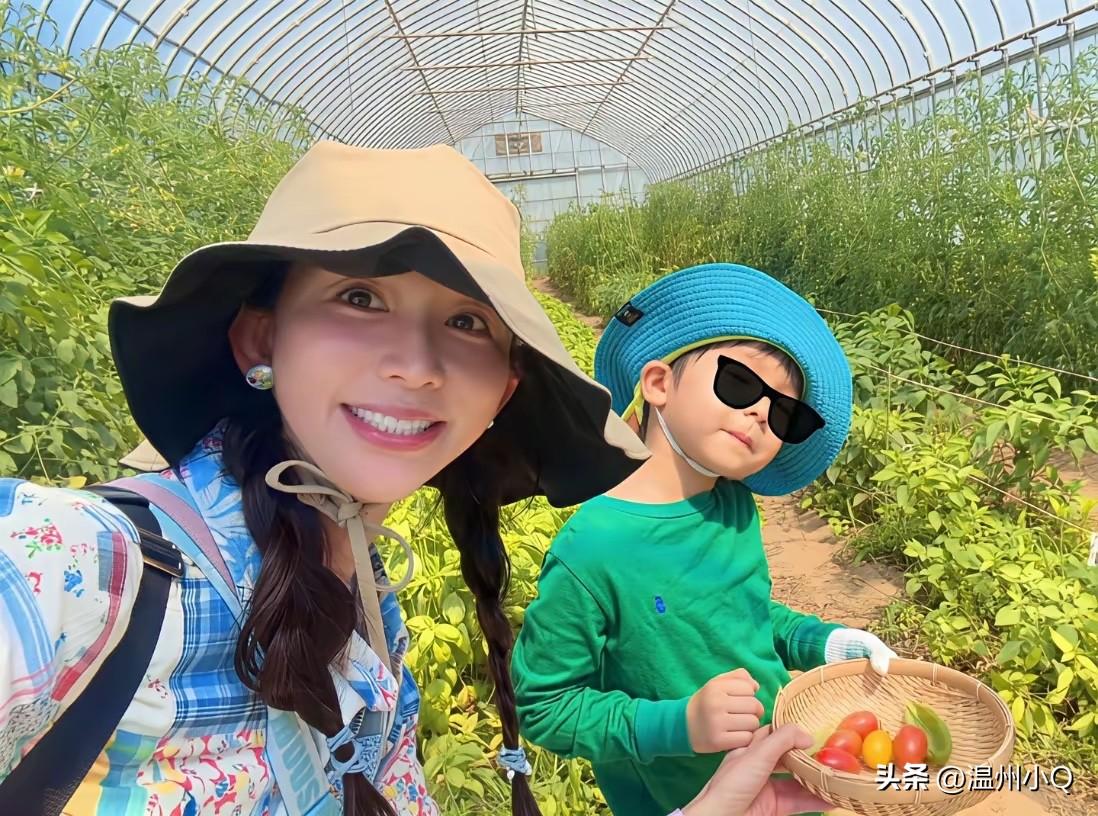 好难得志玲姐姐晒儿子正面照，母子两人一起摘圣女果并用此作出美食。镜头里志玲姐姐扎
