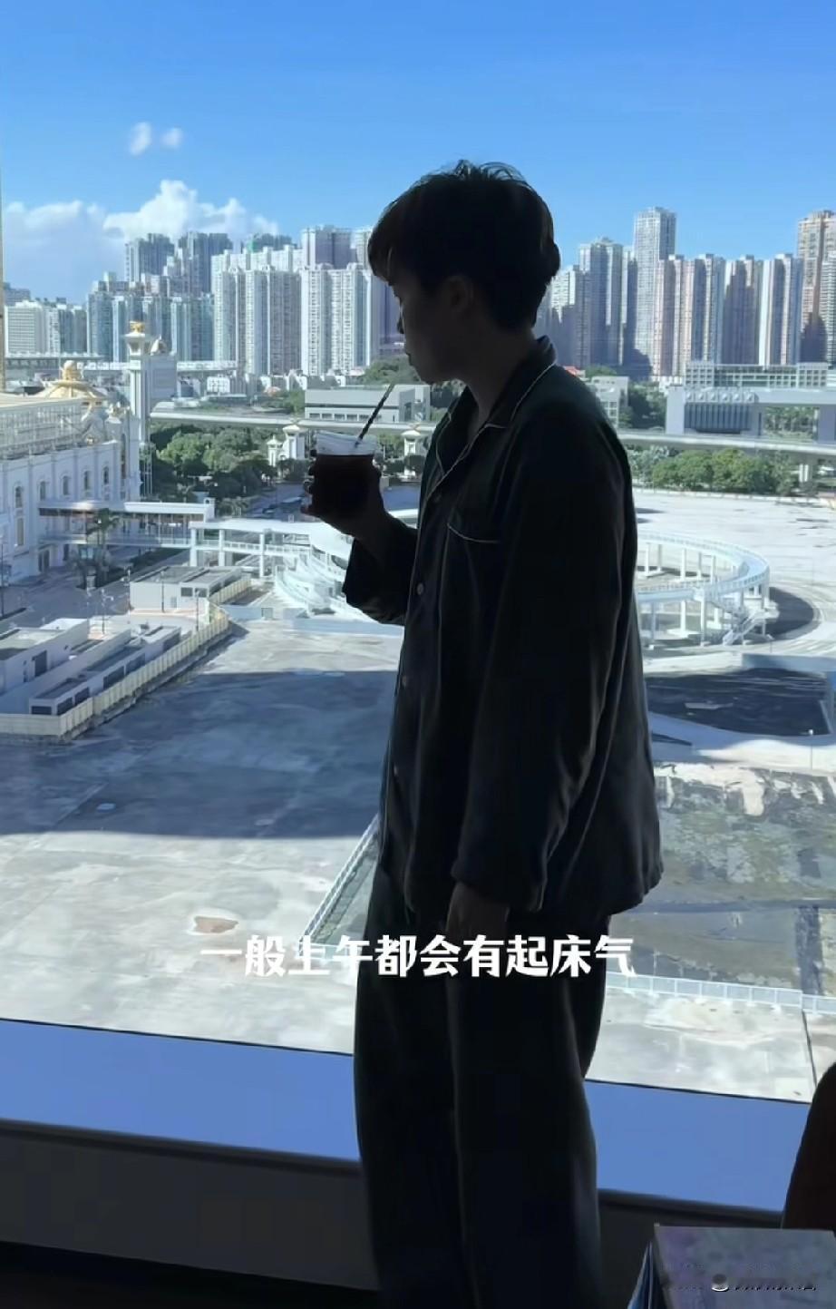 杜凯琹的生活过得真充实。
今天晚上看到杜凯琹更新了动态，原来她和张瑞教练一起约着