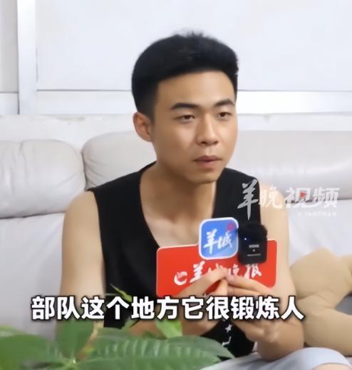 2025年，“00后”小伙王謇睿刚刚结束2年部队生活，风尘仆仆抵达深圳的家，没想