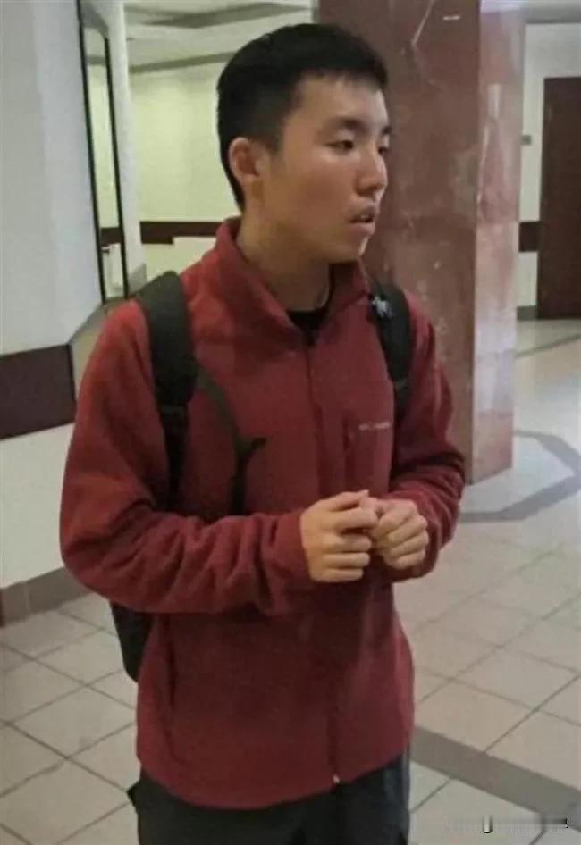 身披旭日旗留学生被遣返：亵渎历史必付代价
莫斯科大学中国留学生身披旭日旗、挑衅同