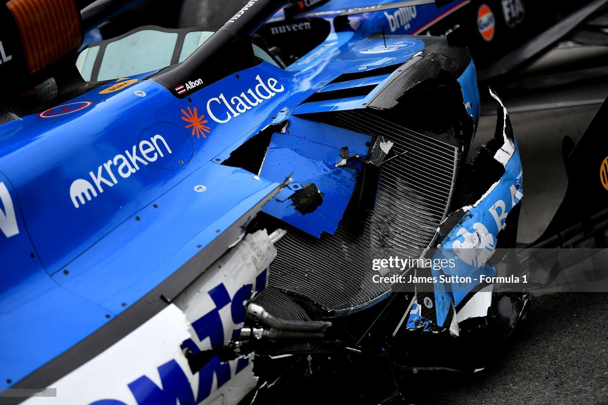 2026f1加拿大大奖赛 阿尔本在被皮亚斯特里追尾后造成的损伤散热器被完全撞弯并