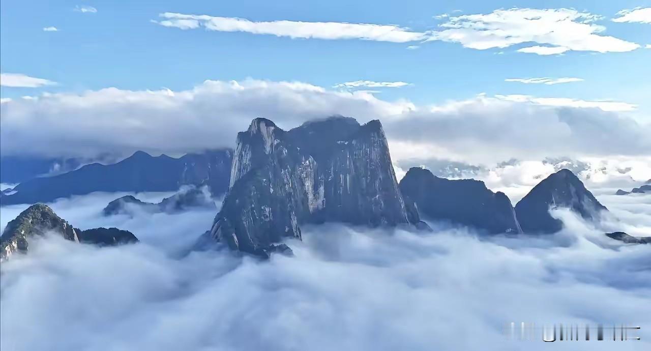 这就是华山的云海。时间是2025年10月30号。
爬华山的最适宜季节除了夏季，天