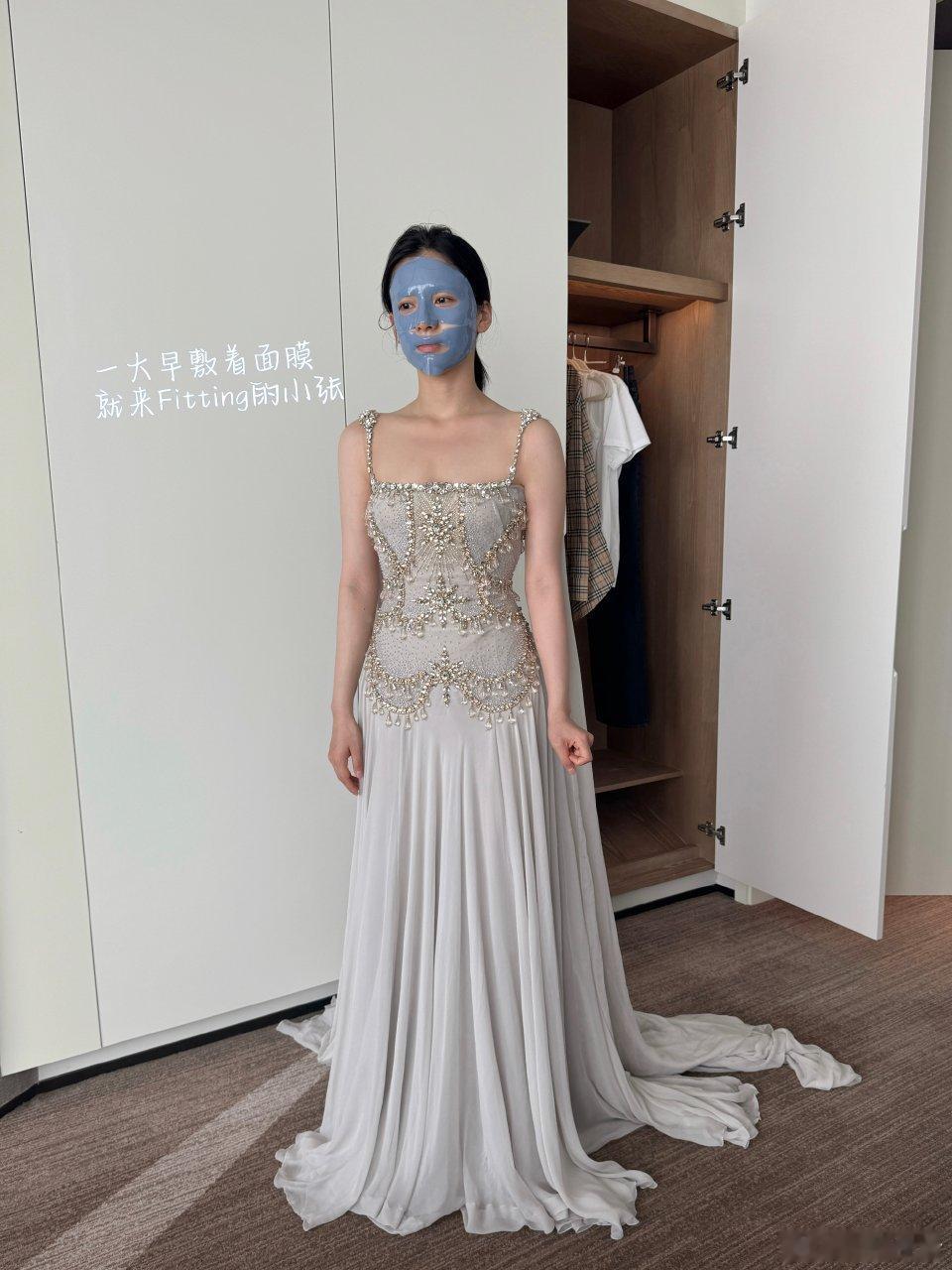 张婧仪超大号浴袍围兜张婧仪裹着浴袍吃饭  就这样被此女萌一大跳！ 