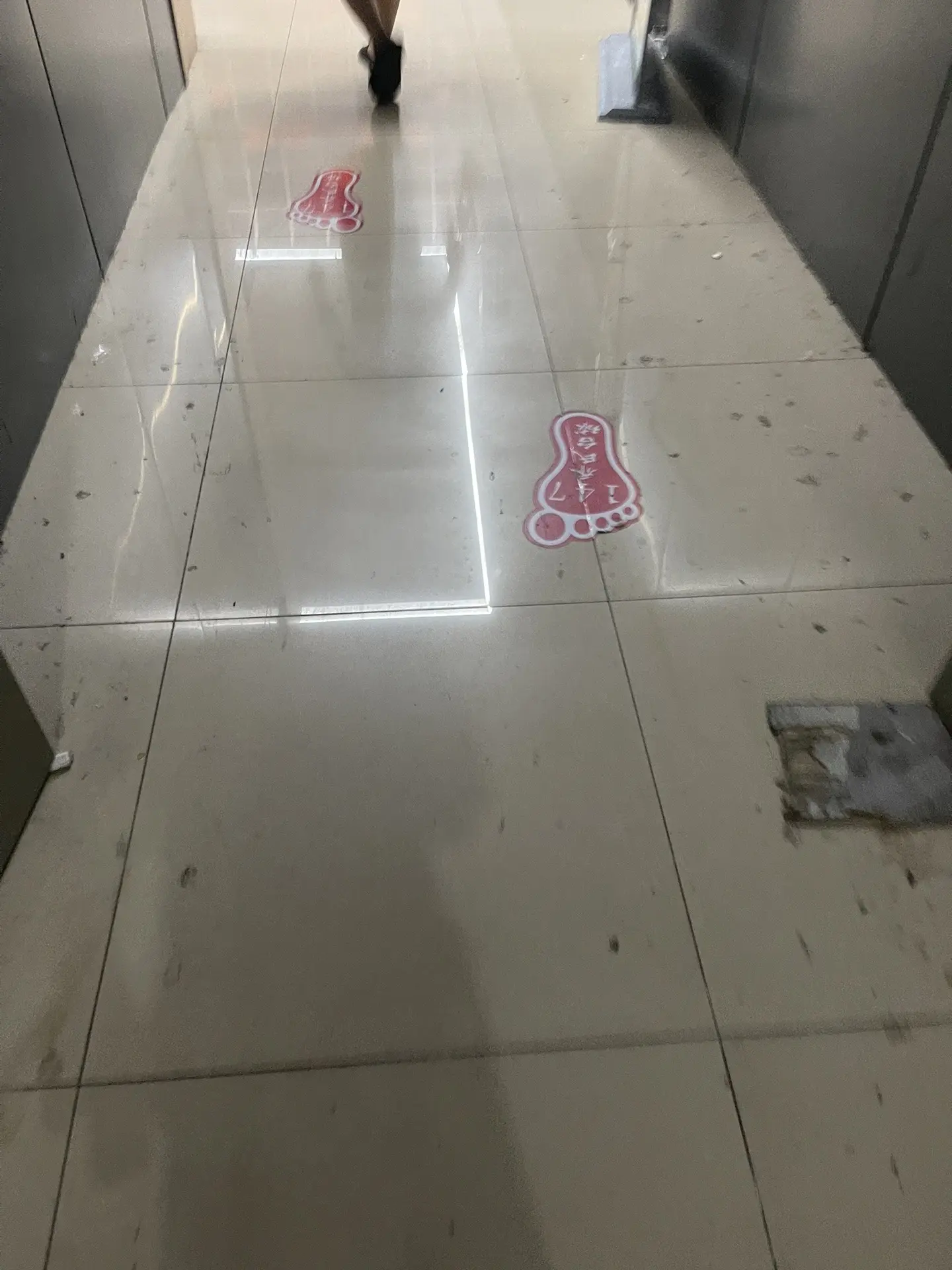 这操作也是没谁了😂😂 监控下的一幕