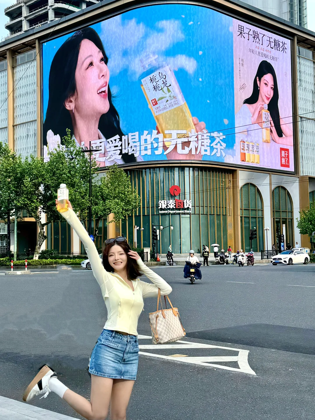 杭州银泰！杨紫霸屏太美啦吧～