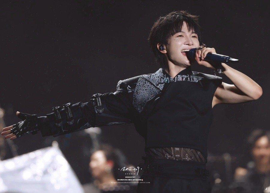 周深肌肉线条 被周深新MV里的肌肉线条狠狠拿捏！平时看着软软糯糯，没想到手臂线条