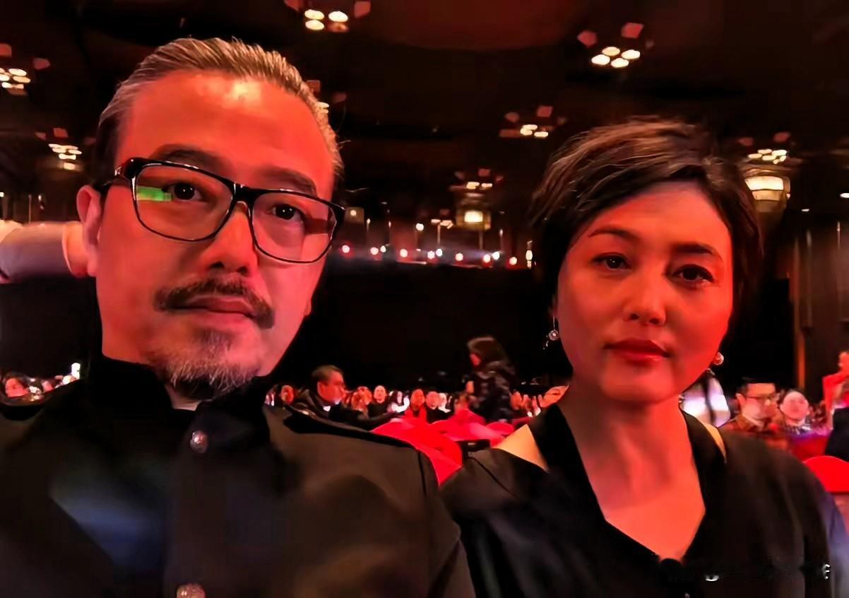 明眼人都能看出来，
张延和张锦程离婚，
不是因为出轨、背叛这类矛盾，而是年纪大了