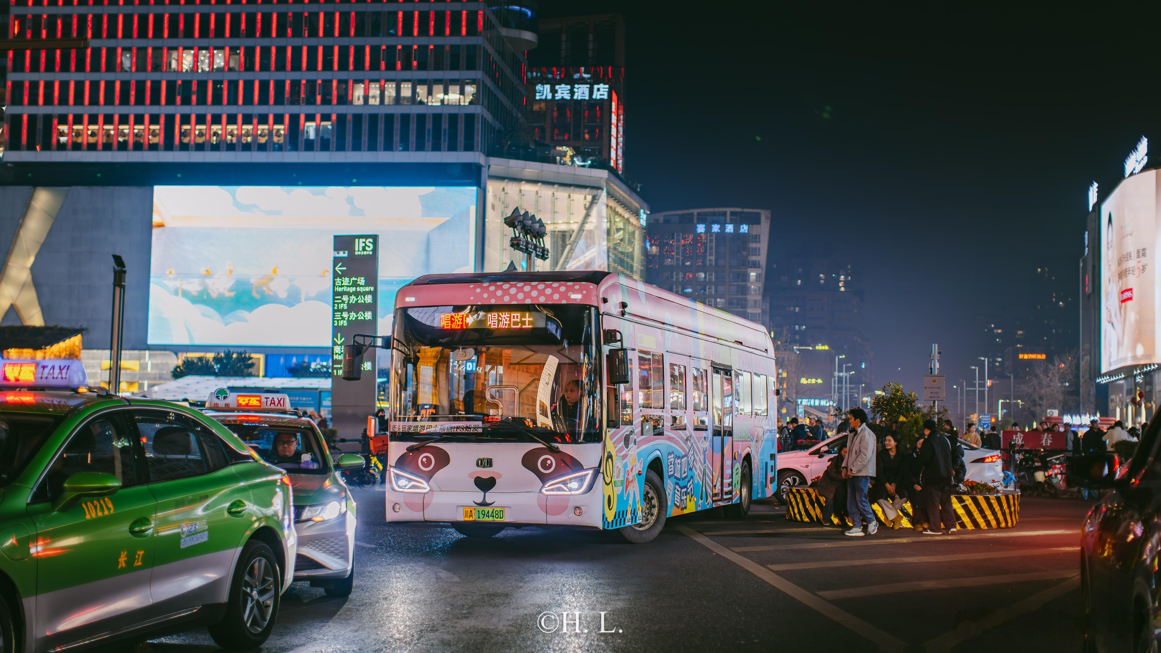 四川成都的唱游巴士粉底色，颇有设计感的全身车衣。 