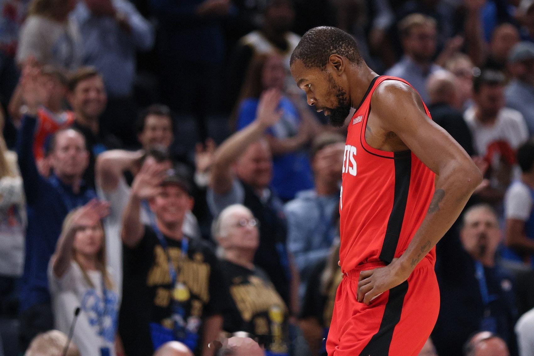 杜兰特被问到在关键时刻是否会退居二线，让那些资历远不如他的年轻球员来主导比赛时：