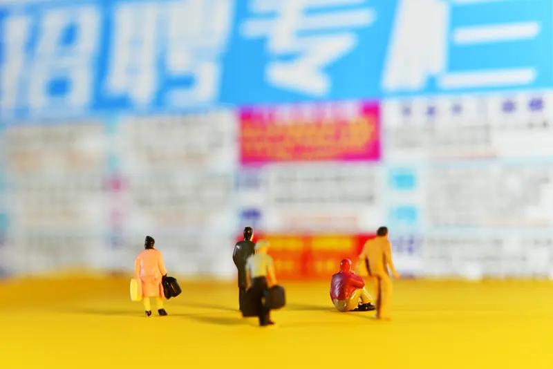 现在大学生就业难，原因是多方面的。
教育体系有短板，教学内容滞后，课程和前沿市场