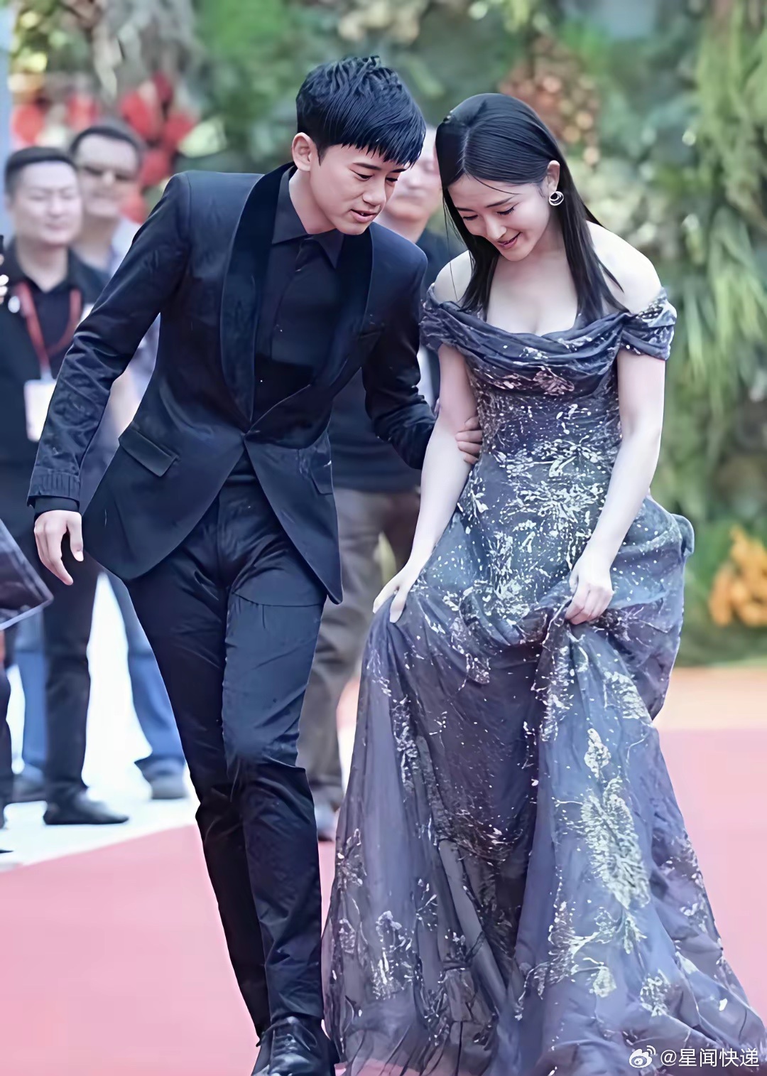 张杰实力是有，但是有实力的人多了，他能突出重围有现在的名气，跟自己的媳妇是谢娜还