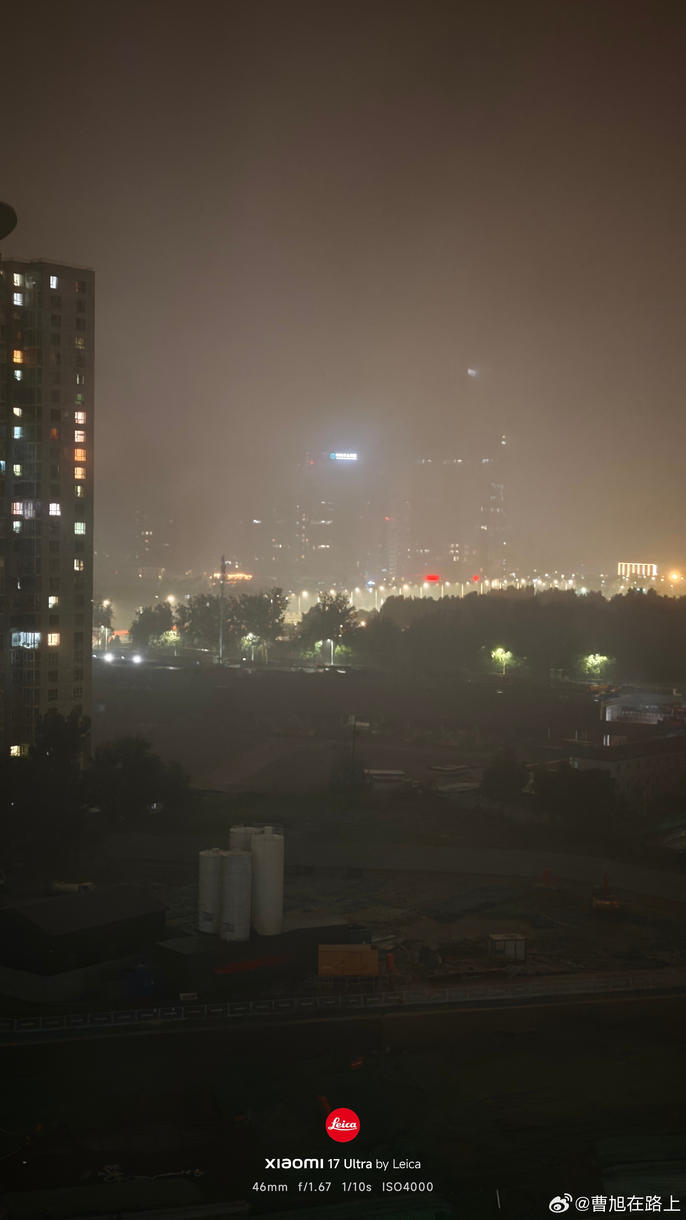 北京全城雨情实时一线直击通州地区暴雨突然就下起来了看到楼下的建筑工地有手电筒在巡
